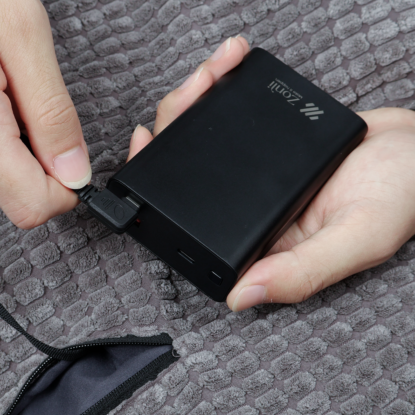 Professional Outdoor Wearable Battery Heated Blanket